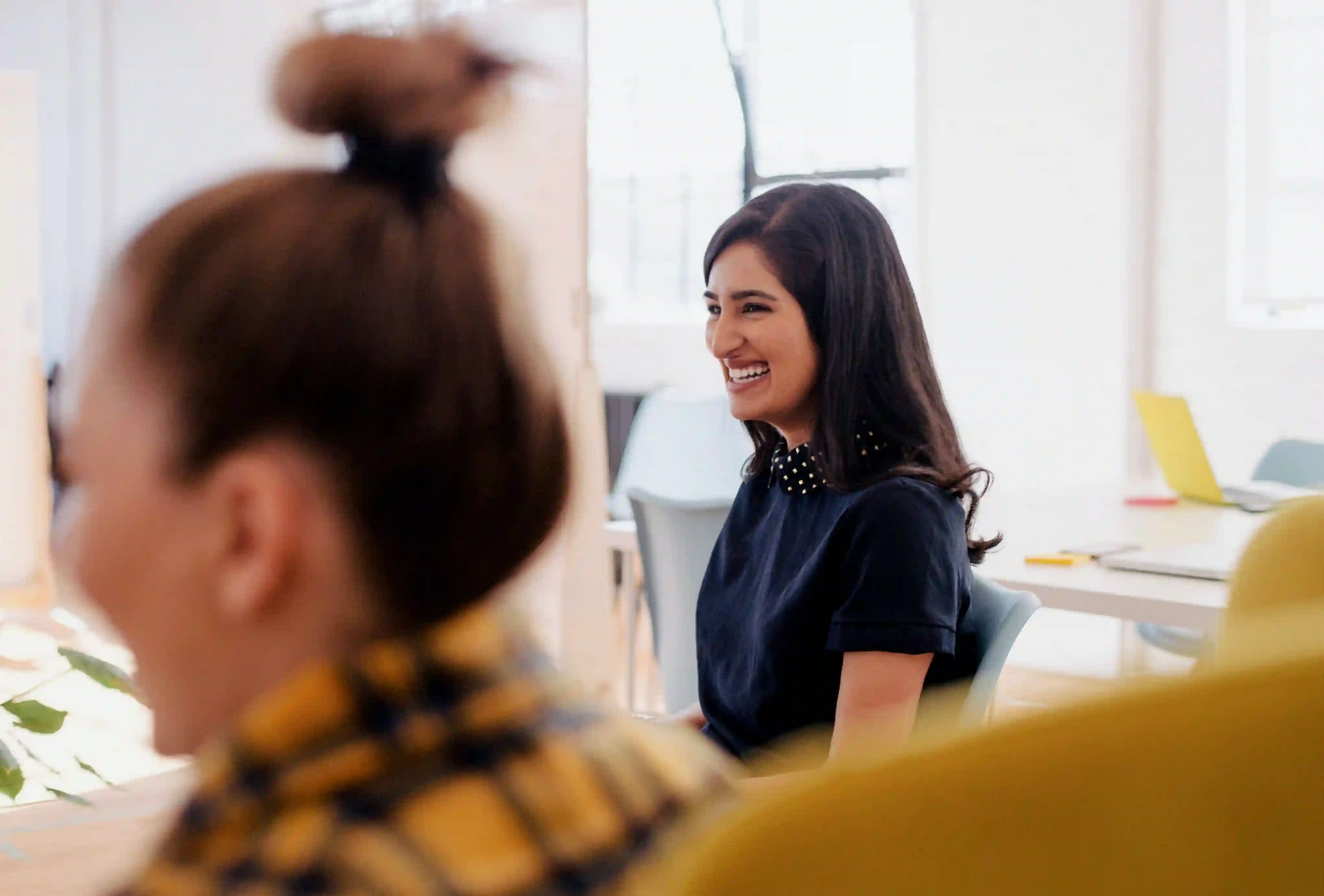 Photo d'une jeune femme souriante en entreprise