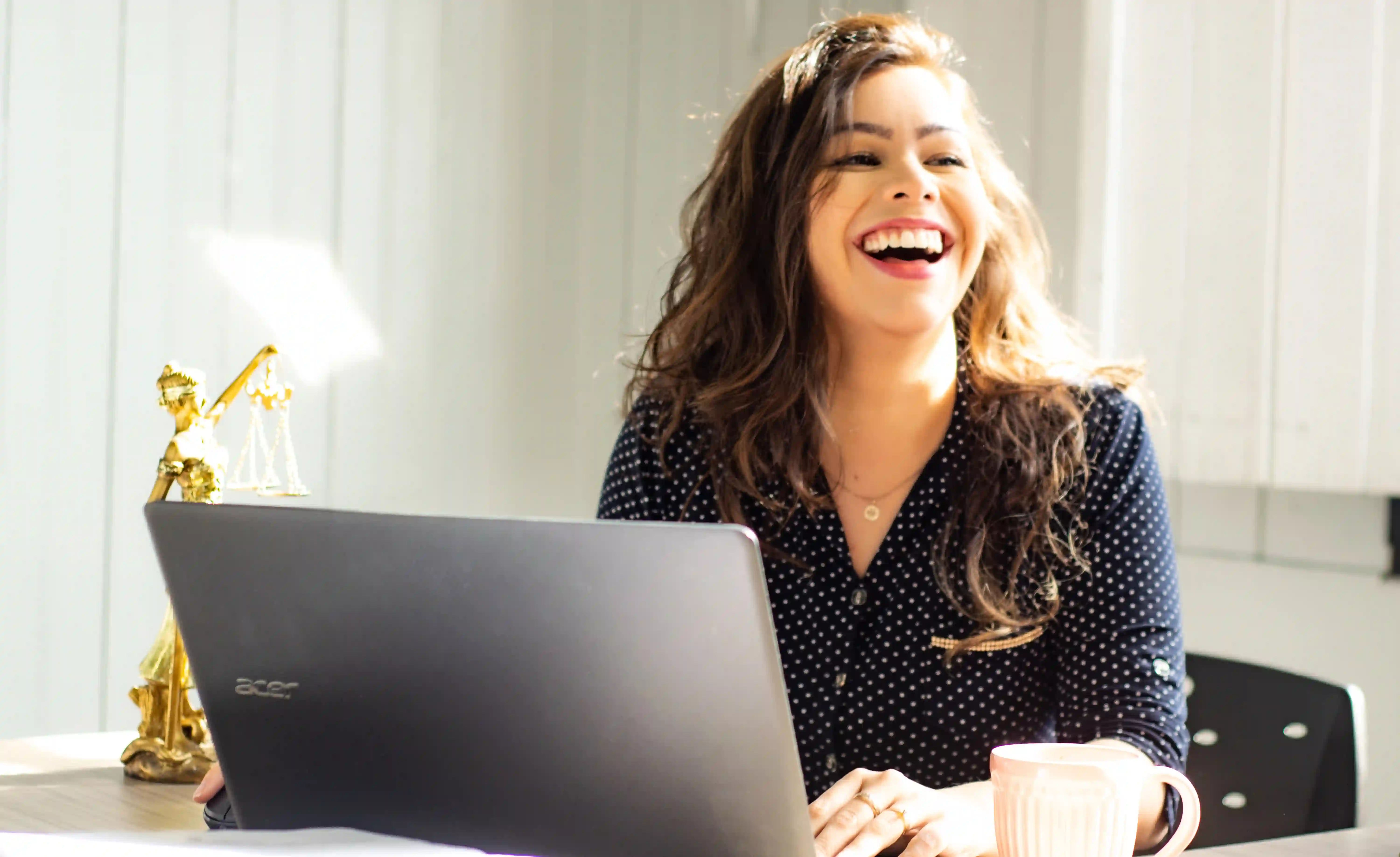 Photo d'une jeune femme riant au bureau