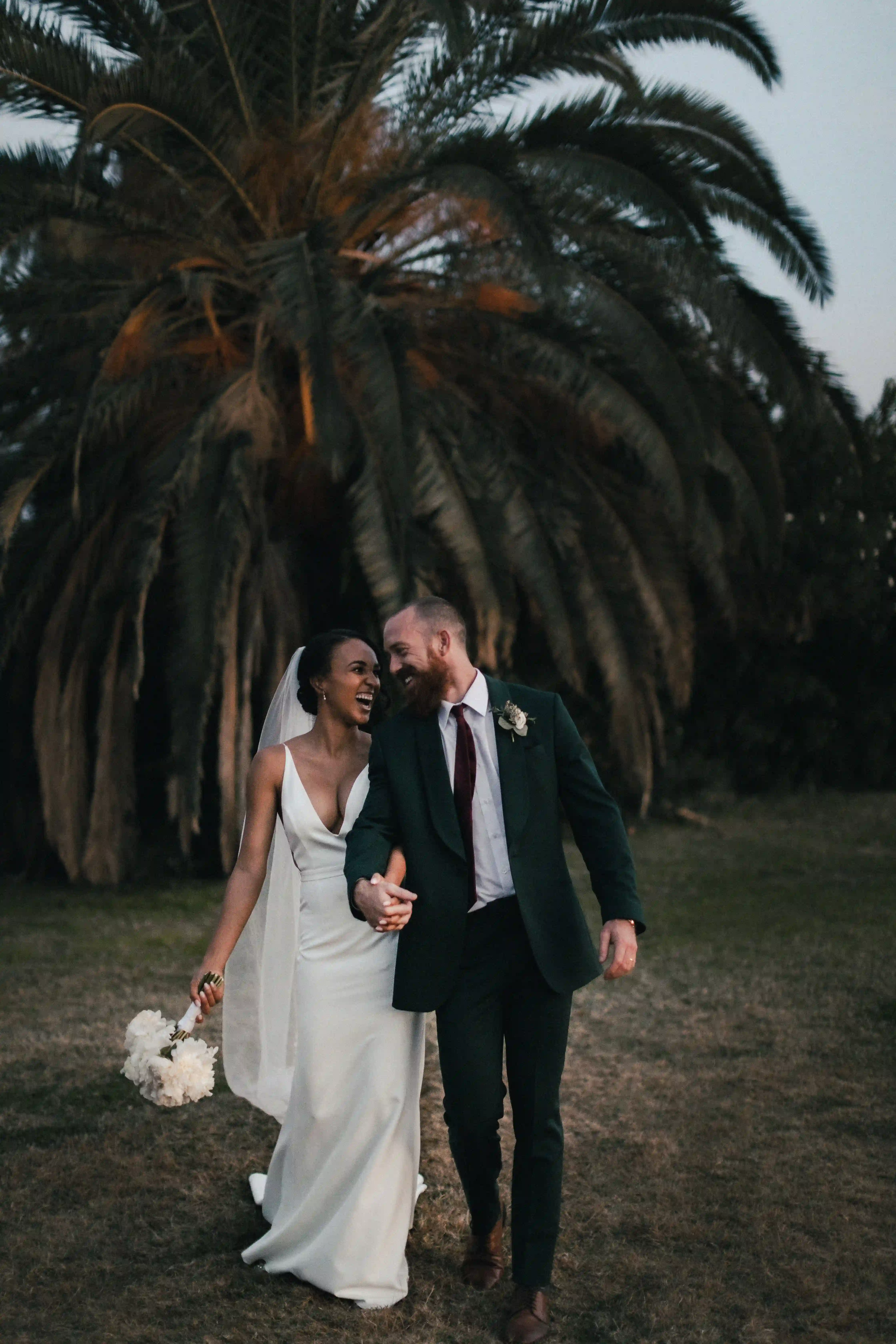 Photo d'un jeune couple juste marié