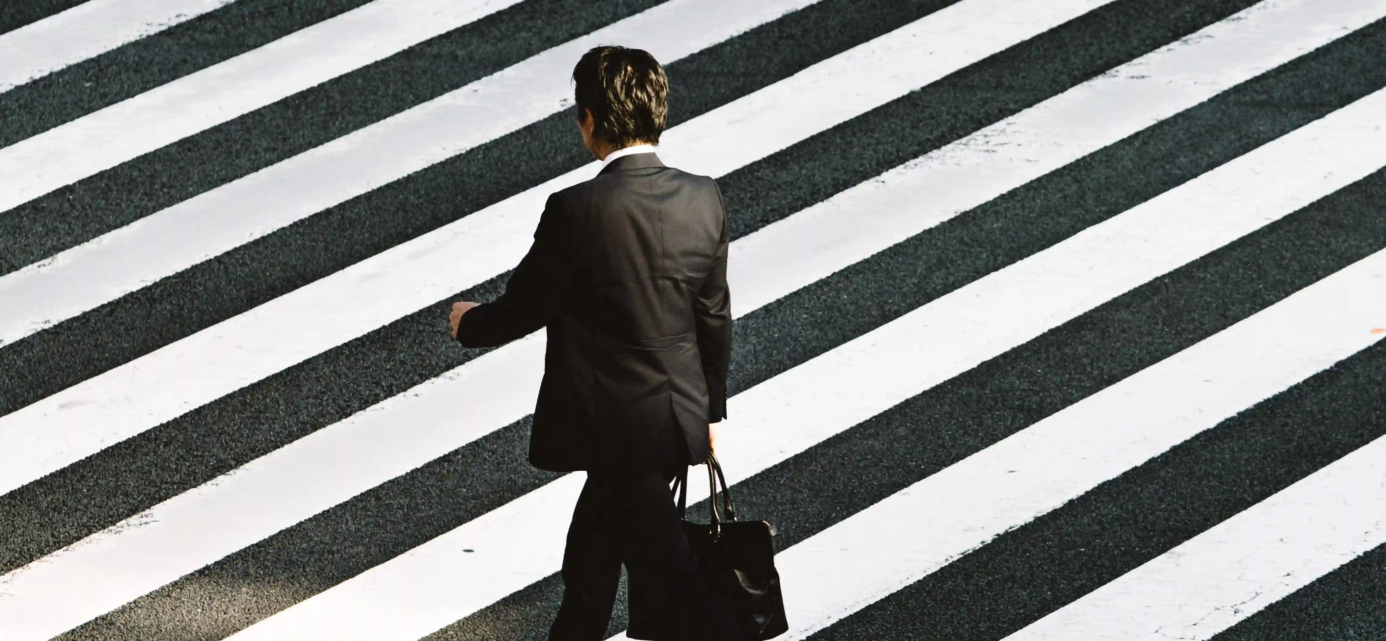 Photo d'un homme traversant un passage piéton